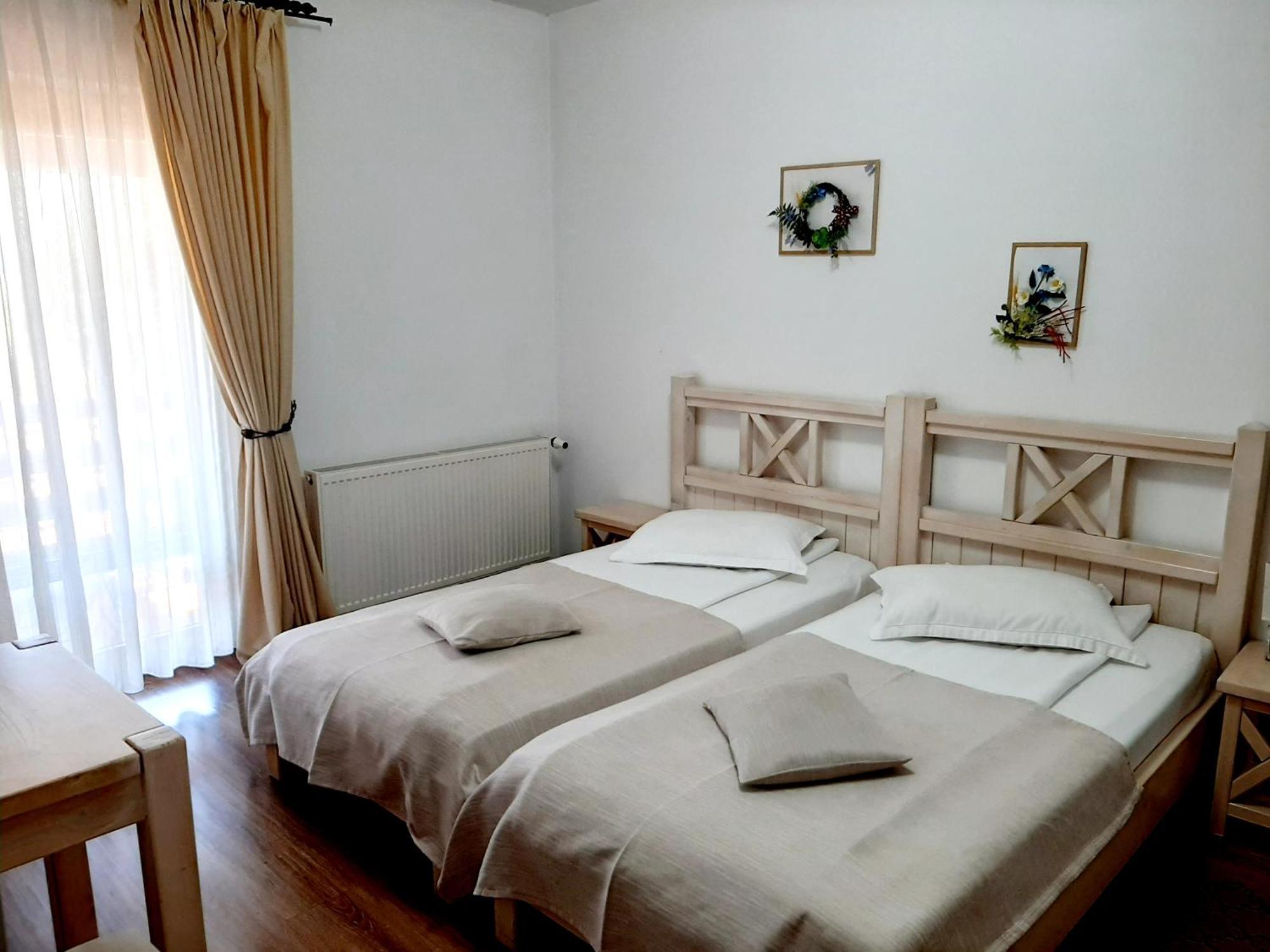 Hotel Dor De Casa à Doljesti Extérieur photo