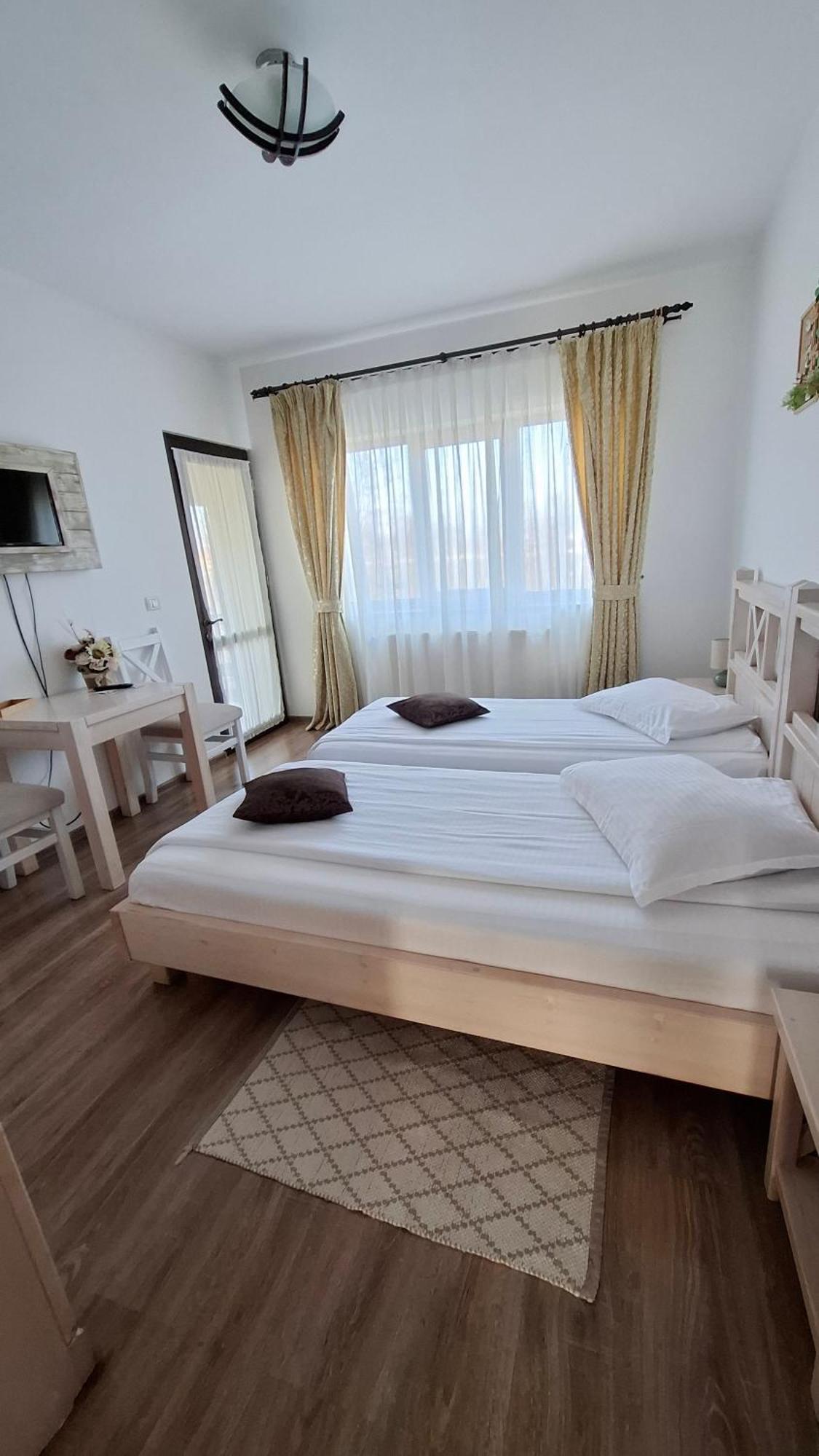 Hotel Dor De Casa à Doljesti Extérieur photo